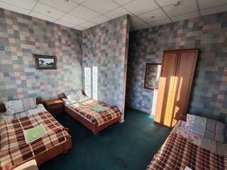 Гостиница Третьяков Кострома Трехместный номер эконом-класса с общей ванной комнатой-2